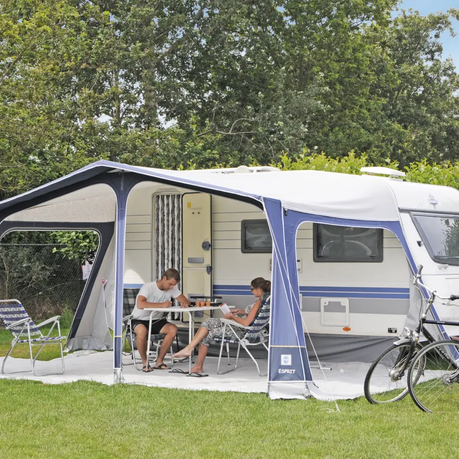 camping caravan met tent