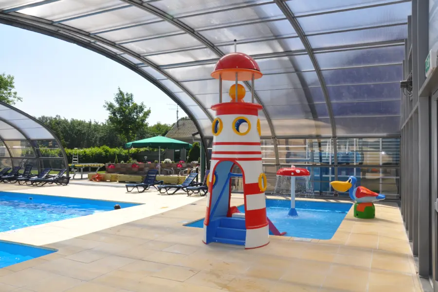 peuterbad in zwembad koepel open